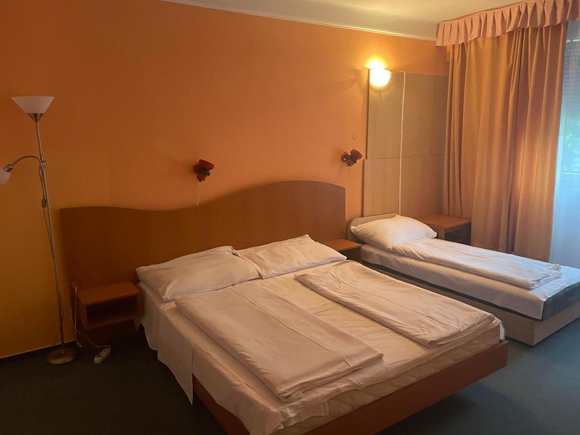 Tifani Szallo Hotel Balatonlelle Exterior photo